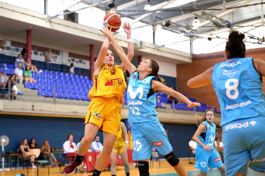 Torneo de Baloncesto XI Memorial Antonio de la Serna -Imagen de un momento de un partido de baloncesto femenino entre el PACISA Alcobendas y el Movistar Estudiantes.