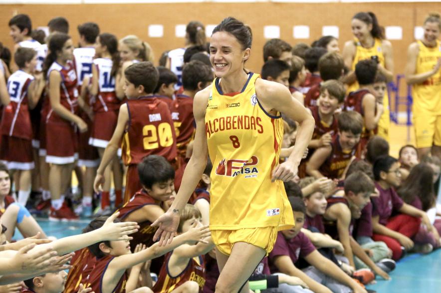 Presentación Equipos y 30 Aniversario Club Baloncesto - Saludos entre los jugadores.