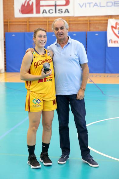 Torneo de Baloncesto XI Memorial Antonio de la Serna - Imagen de una jugadora del PACISA Alcobendas recibiendo un trofeo de manos de una autoridad asistente al encuentro.