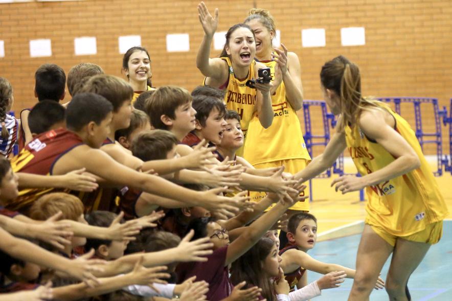 Presentación Equipos y 30 Aniversario Club Baloncesto - Saludos entre los jugadores.