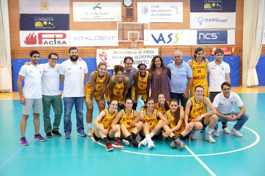 Torneo de Baloncesto XI Memorial Antonio de la Serna - Imagen de los dos equipos posando en el centro del campo.