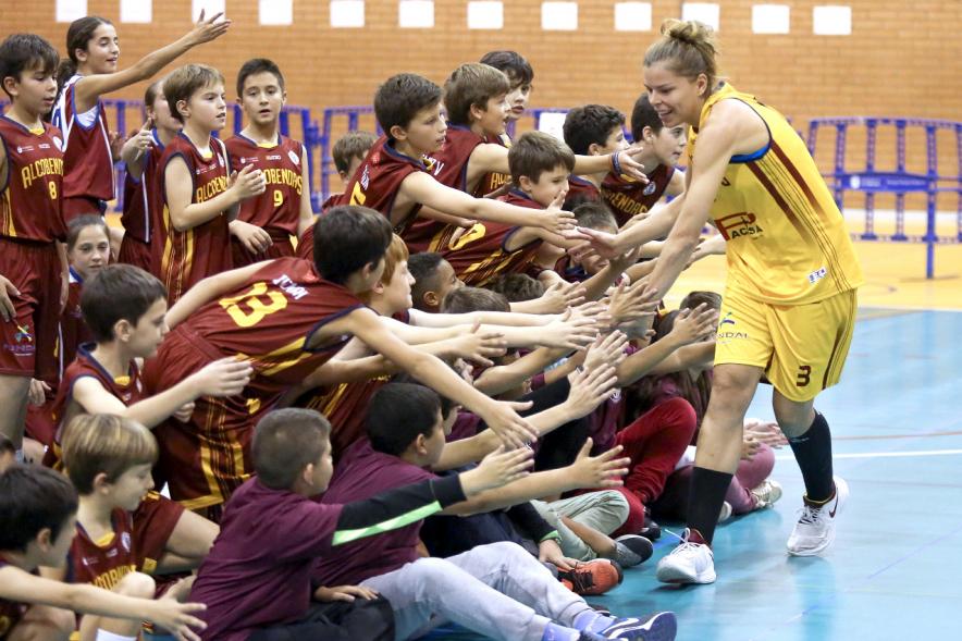 Presentación Equipos y 30 Aniversario Club Baloncesto - Saludos entre los jugadores.