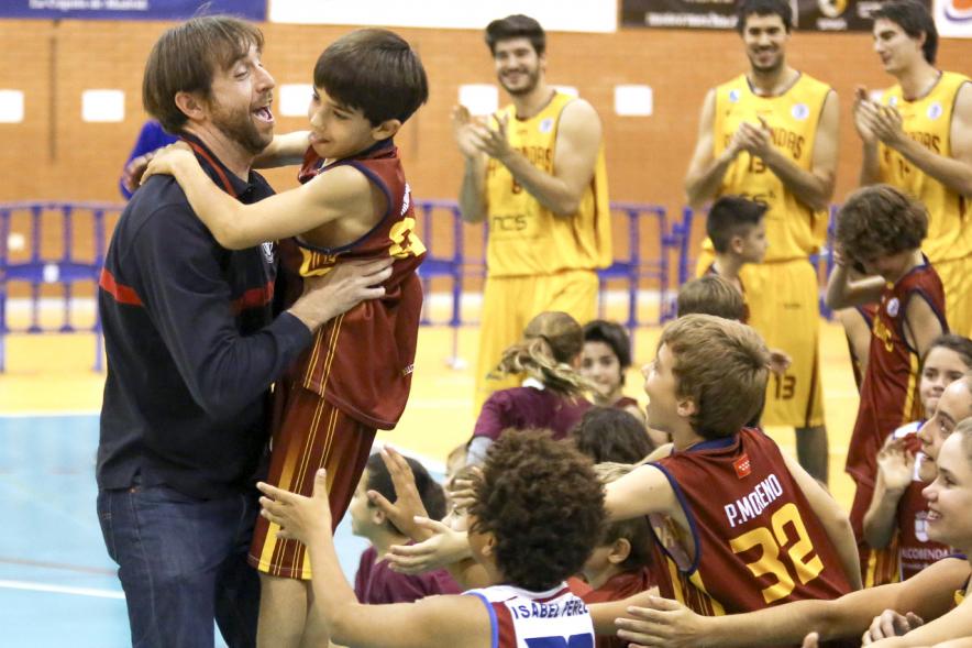 Presentación Equipos y 30 Aniversario Club Baloncesto -Saludos entre los jugadores y el entrenador. 