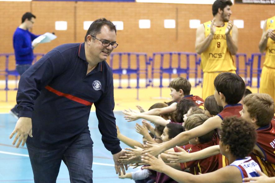 Presentación Equipos y 30 Aniversario Club Baloncesto - Saludos entre los jugadores. y el entrenador.