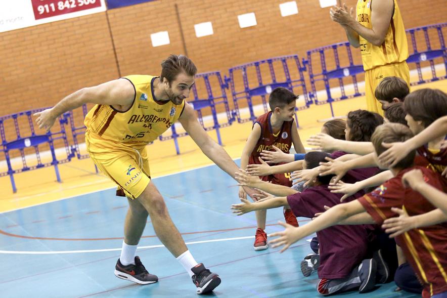 Presentación Equipos y 30 Aniversario Club Baloncesto - Saludos entre los jugadores.