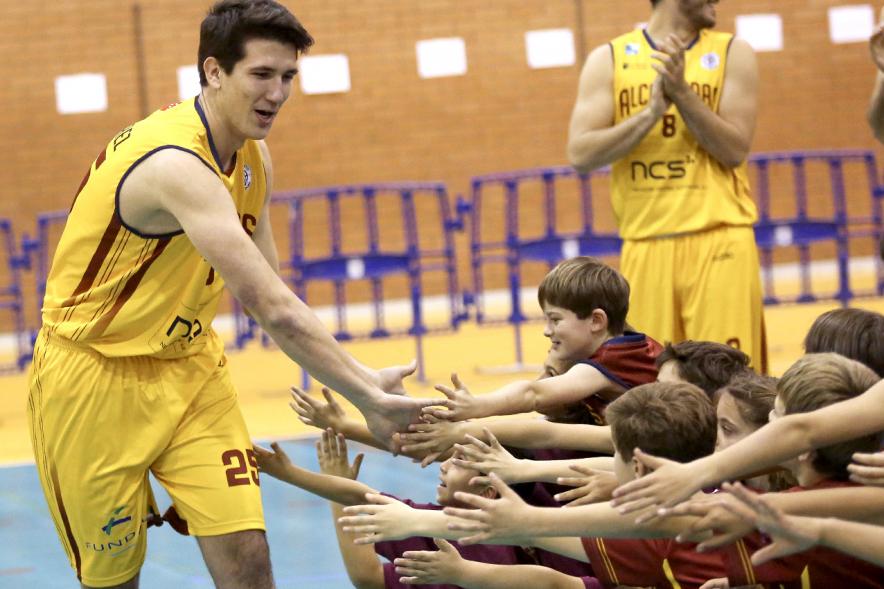 Presentación Equipos y 30 Aniversario Club Baloncesto - Saludos entre los jugadores.