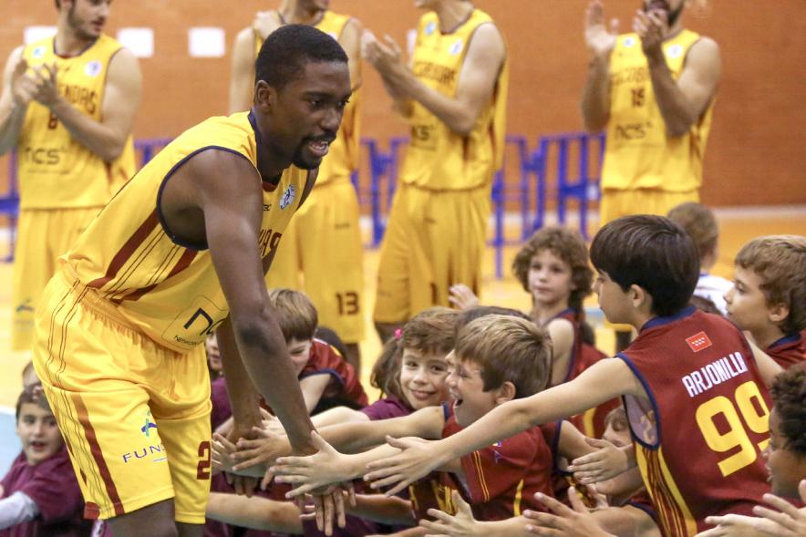 Presentación Equipos y 30 Aniversario Club Baloncesto - Saludos entre los jugadores.