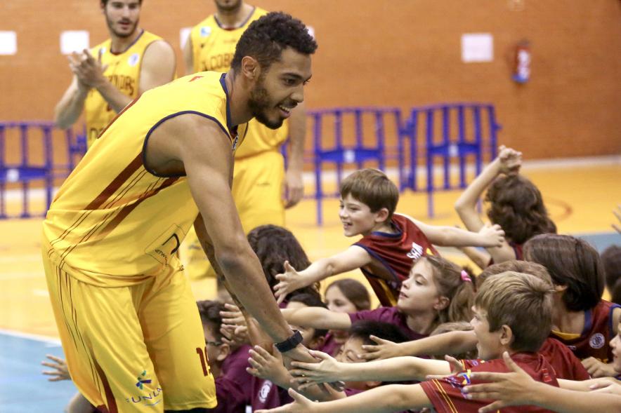 Presentación Equipos y 30 Aniversario Club Baloncesto - Saludos entre los jugadores.