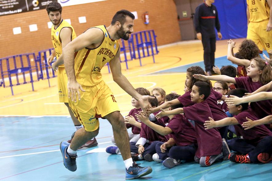 Presentación Equipos y 30 Aniversario Club Baloncesto - Saludos entre los jugadores.