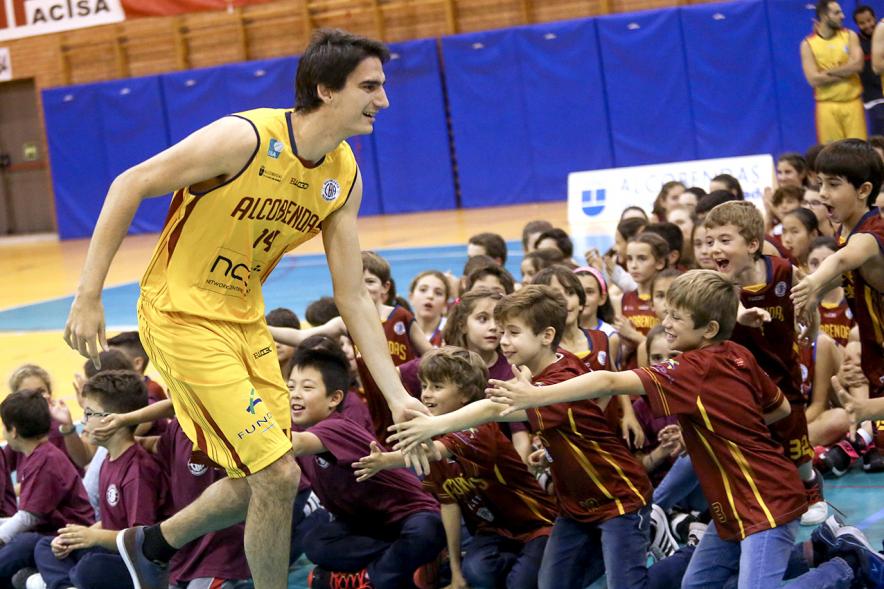 Presentación Equipos y 30 Aniversario Club Baloncesto - Saludos entre los jugadores.