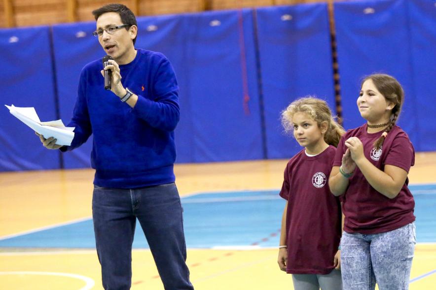 Presentación Equipos y 30 Aniversario Club Baloncesto - El presentador del acto.