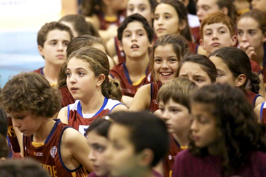 Presentación Equipos y 30 Aniversario Club Baloncesto - Grupo numeroso de jugadores.