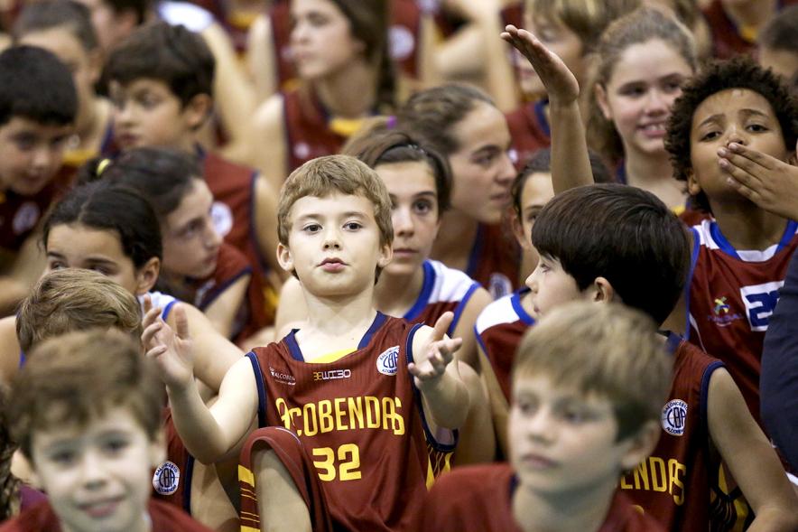 Presentación Equipos y 30 Aniversario Club Baloncesto - Grupo numeroso de jugadores infantiles.