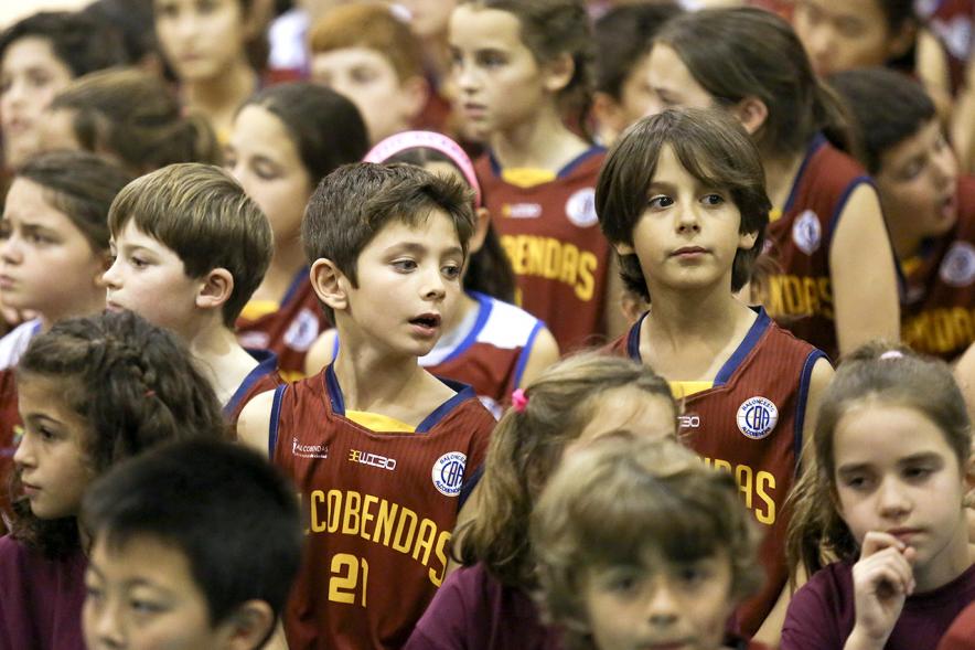Presentación Equipos y 30 Aniversario Club Baloncesto -Saludos entre los jugadores.