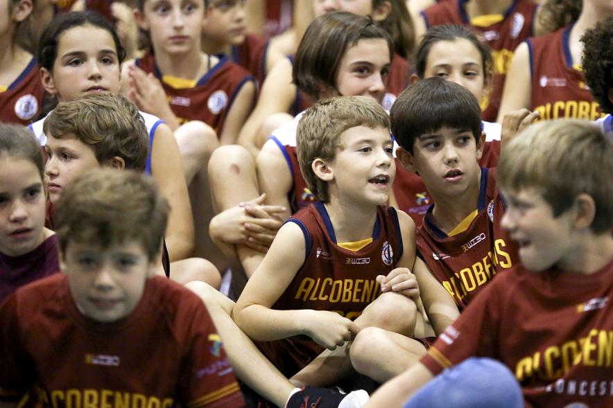 Presentación Equipos y 30 Aniversario Club Baloncesto - Imagen de los jugadores infantiles sentados.