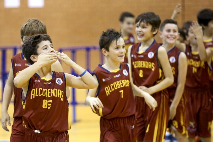 Presentación Equipos y 30 Aniversario Club Baloncesto - Saludos de los jugadores infantiles.