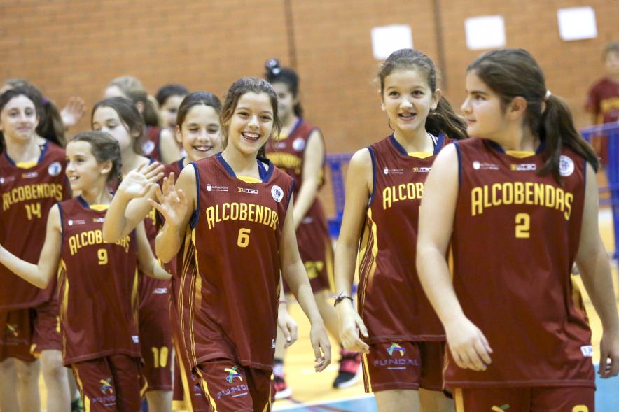 Presentación Equipos y 30 Aniversario Club Baloncesto - Desfile de las jugadoras infantiles.