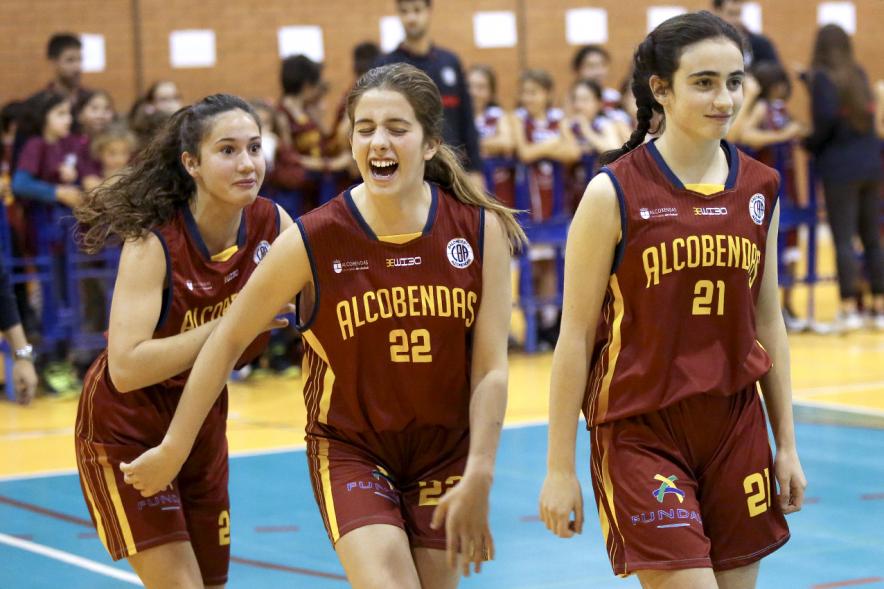 Presentación Equipos y 30 Aniversario Club Baloncesto - Desfile de las jugadoras juveniles.