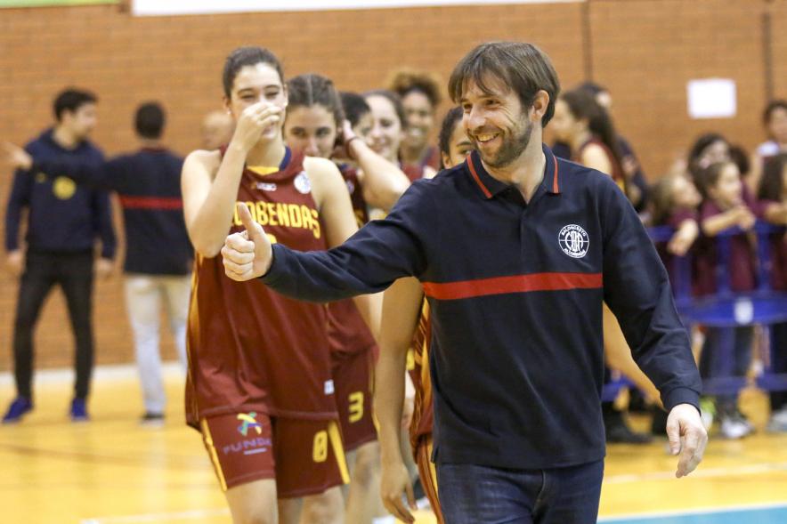Presentación Equipos y 30 Aniversario Club Baloncesto - Desfile de un entrenador con su equipo.