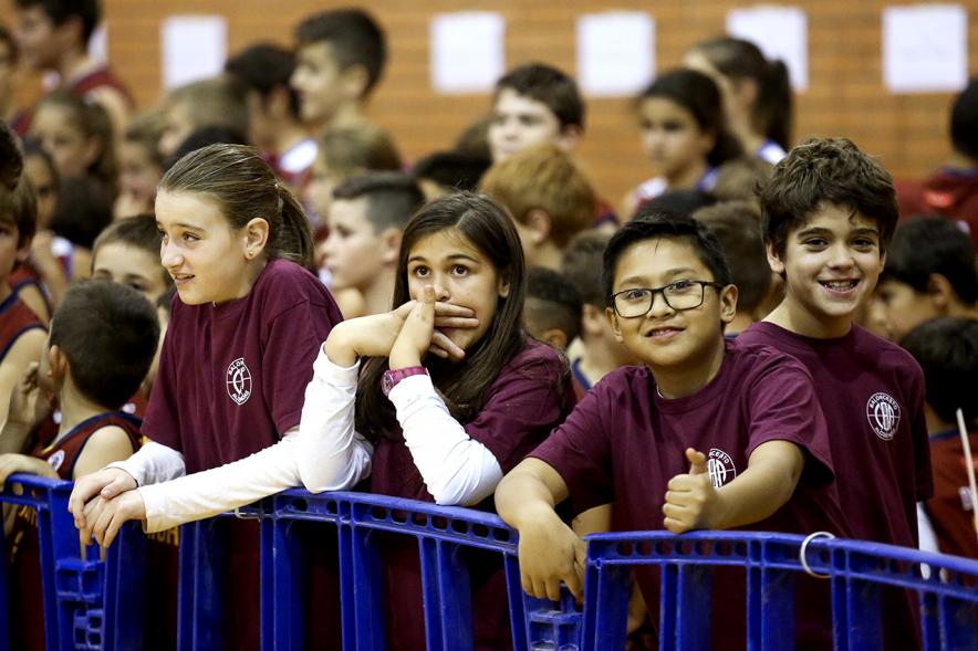 Presentación Equipos y 30 Aniversario Club Baloncesto - Grupo de jugadores infantiles esperando.