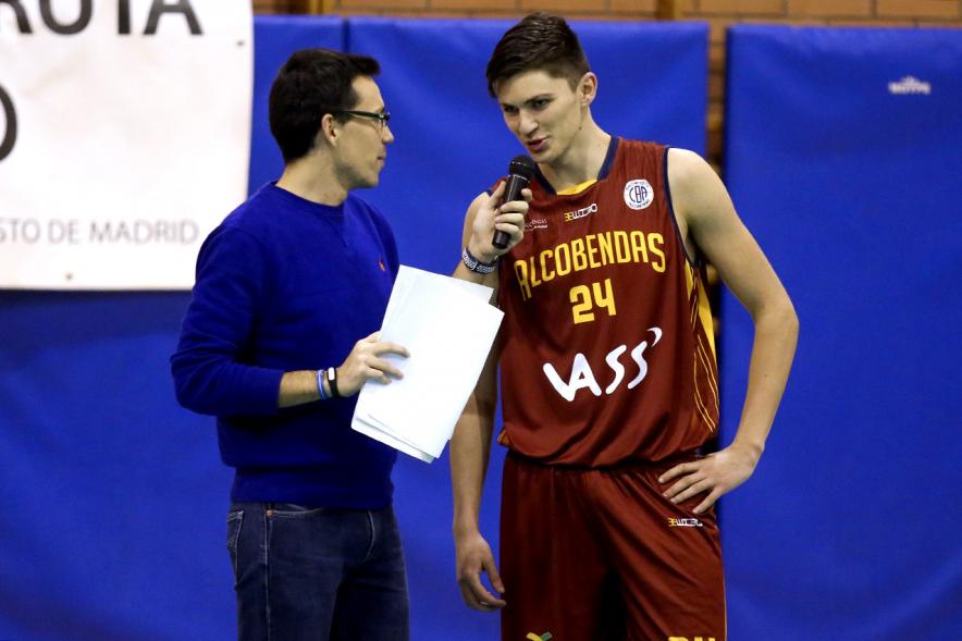 Presentación Equipos y 30 Aniversario Club Baloncesto - Entrevista a un jugador juvenil.