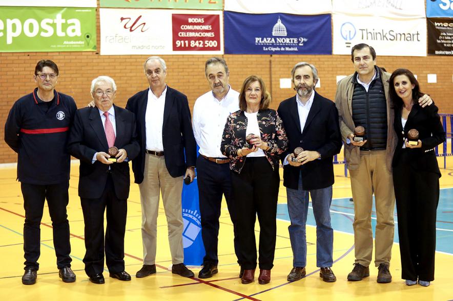Presentación Equipos y 30 Aniversario Club Baloncesto - Posado de las autoridades con los organizadores deportivos.