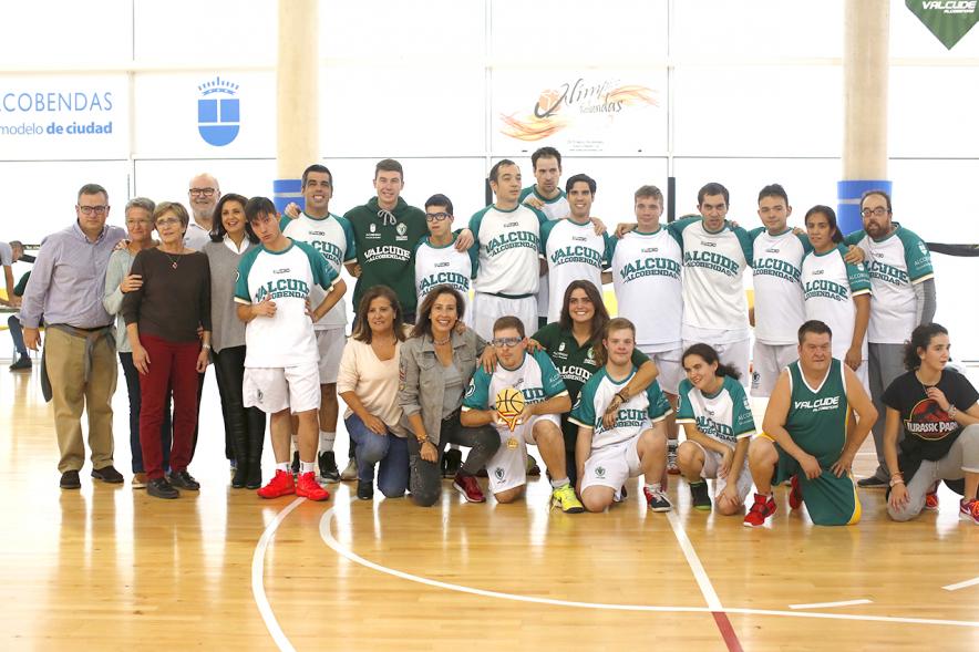 Celebración Título de Campeón de España Baloncesto FEDDI - Primer Partido de Liga FEMADDI-AFANDICE - Posado grupal de las concejalas, los representantes de la asociación y los jugadores ganadores.