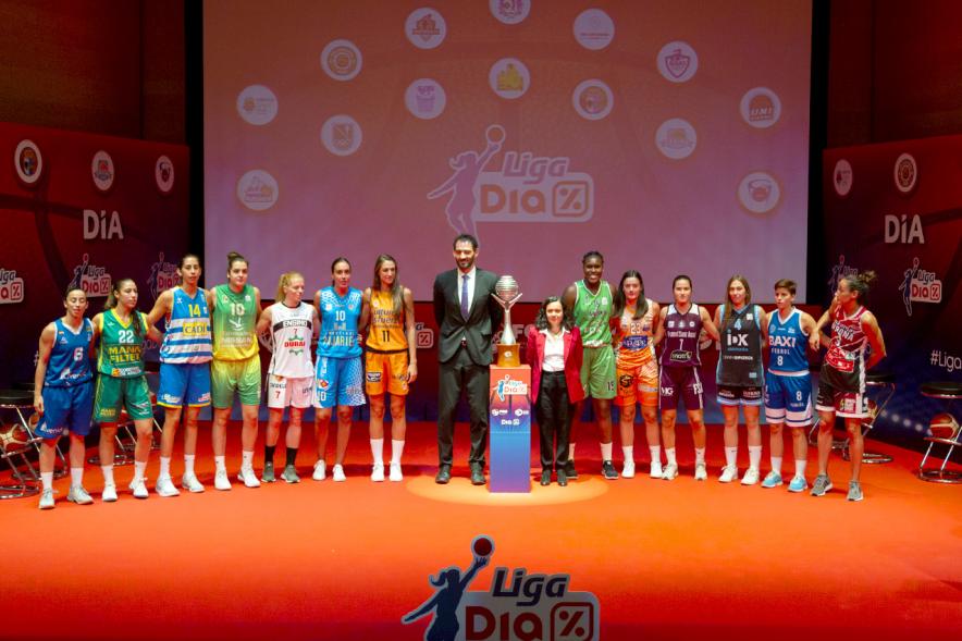 Presentación SuperLiga Femenina de Baloncesto DIA - Posado grupal de las diferentes capitanas de los equipos, el responsable, la presentadora y el trofeo.