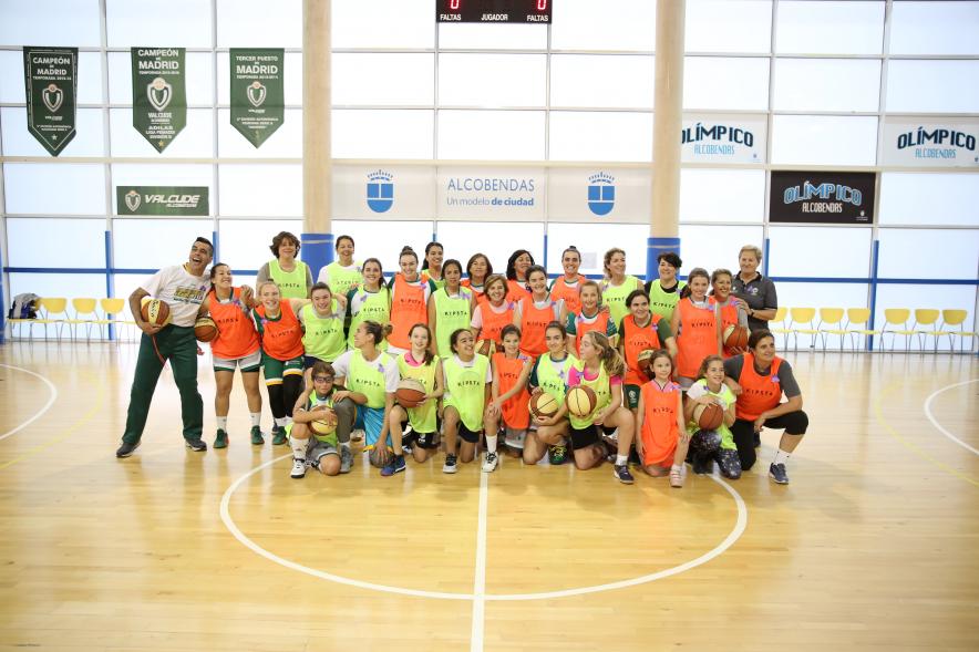 Baloncesto Día de la Mujer en Pabellón Centro - Posado de  las participantes de todas las edades con Roberto Chinchilla.