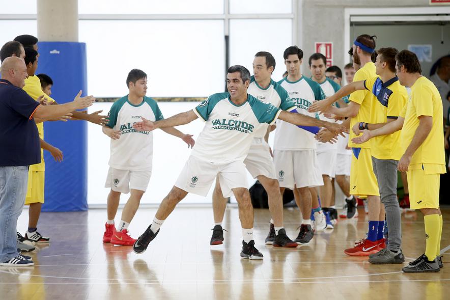 Celebración Título de Campeón de España Baloncesto FEDDI - Primer Partido de Liga FEMADDI-AFANDICE - Imagen del paseo entre los jugadores para saludarse.