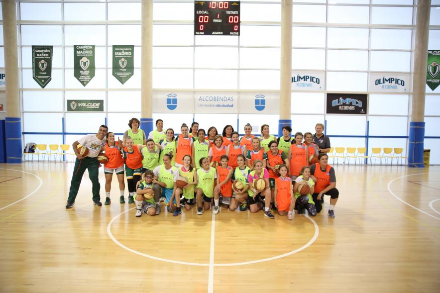Baloncesto Día de la Mujer en Pabellón Centro - Posado de  las participantes de todas las edades con Roberto Chinchilla.