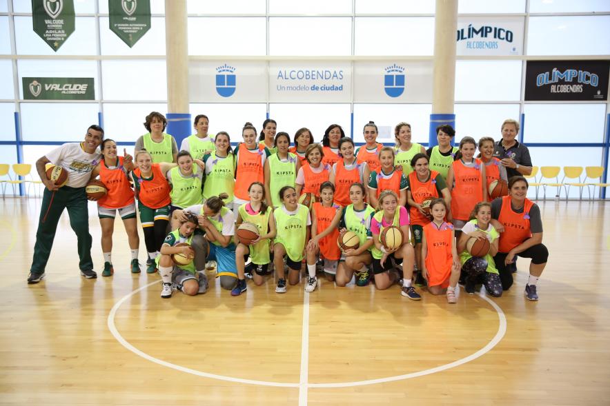 Baloncesto Día de la Mujer en Pabellón Centro - Posado de  las participantes de todas las edades con Roberto Chinchilla.