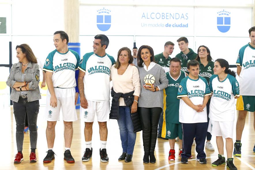 Celebración Título de Campeón de España Baloncesto FEDDI - Primer Partido de Liga FEMADDI-AFANDICE - Posado de Roberto Chinchilla, sus compañeros y las concejalas.