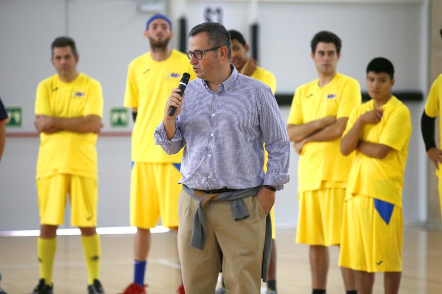 Celebración Título de Campeón de España Baloncesto FEDDI - Primer Partido de Liga FEMADDI-AFANDICE - Imagen de un representante de la asociación dice unas palabras a los jugadores.