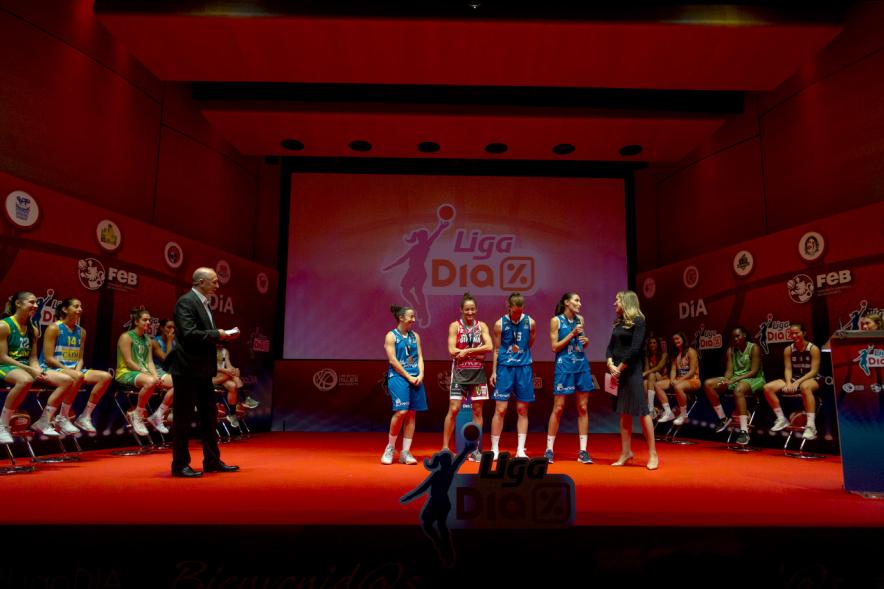 Presentación SuperLiga Femenina de Baloncesto DIA - Panorámica del escenario con jugadoras de diferentes equipos.