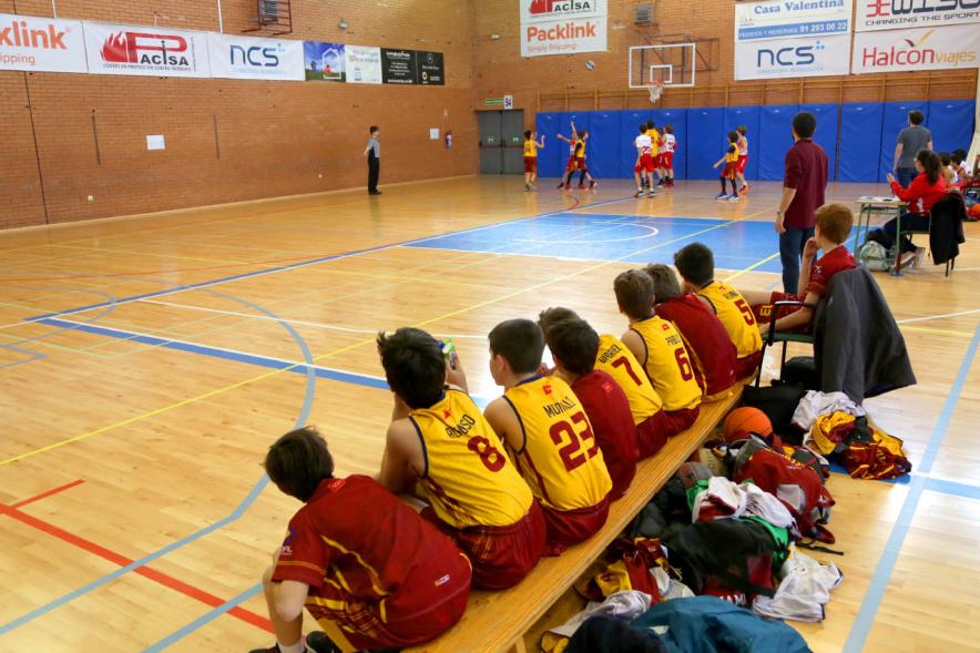 VIIº Torneo Virgen de la Paz - Imagen banquillo del equipo Alcobendas de baloncesto sentados siguiendo el partido.