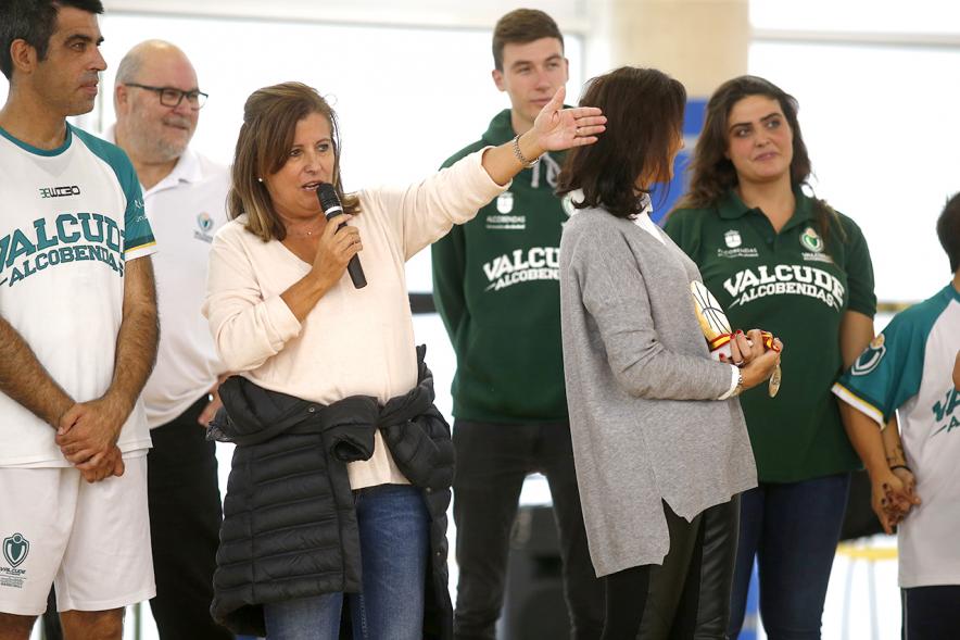 Celebración Título de Campeón de España Baloncesto FEDDI - Primer Partido de Liga FEMADDI-AFANDICE - Dª Mónica Sánchez, concejal de bienestar social, se dirige a los jugadores.