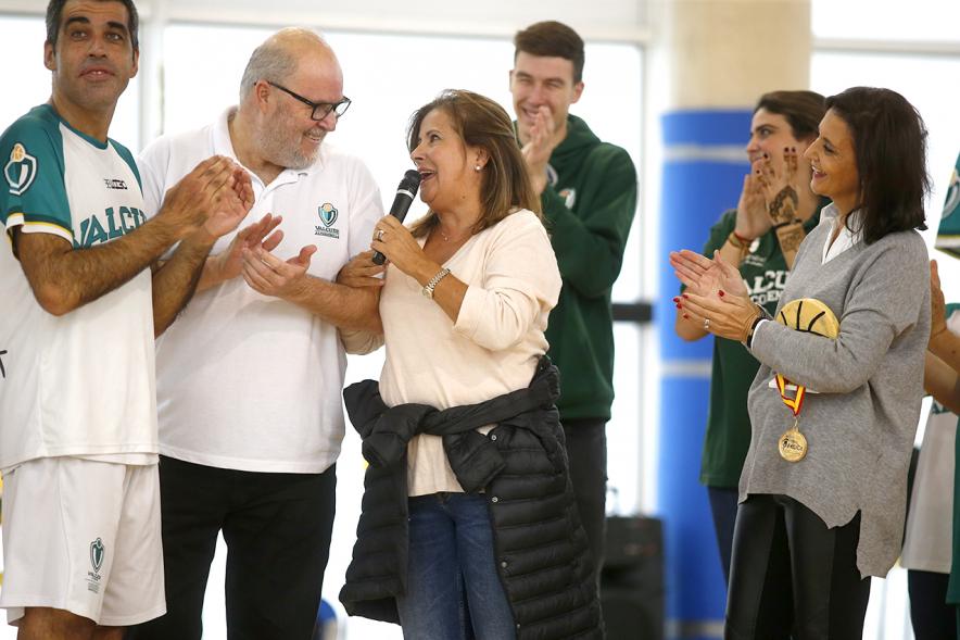 Celebración Título de Campeón de España Baloncesto FEDDI - Primer Partido de Liga FEMADDI-AFANDICE - Las autoridades municipales saludan alegres a los jugadores.