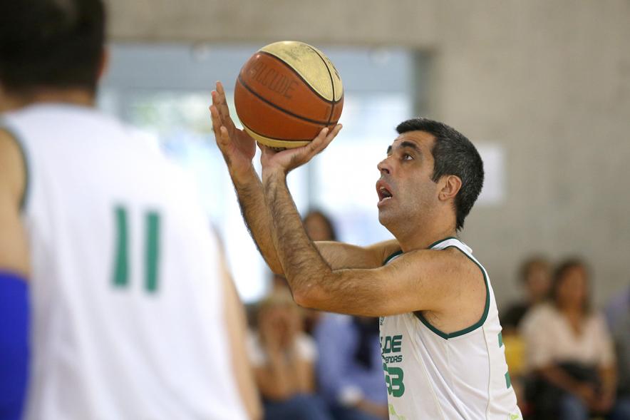 Celebración Título de Campeón de España Baloncesto FEDDI - Primer Partido de Liga FEMADDI-AFANDICE - Primer plano de dos jugadores con el balón.