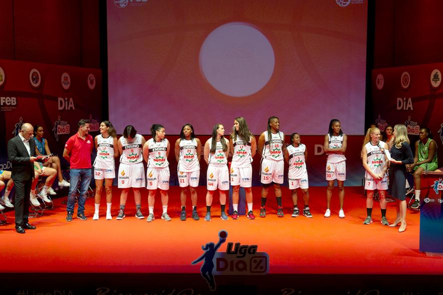 Presentación SuperLiga Femenina de Baloncesto DIA - Imagen del escenario  con un equipo femenino de basket.