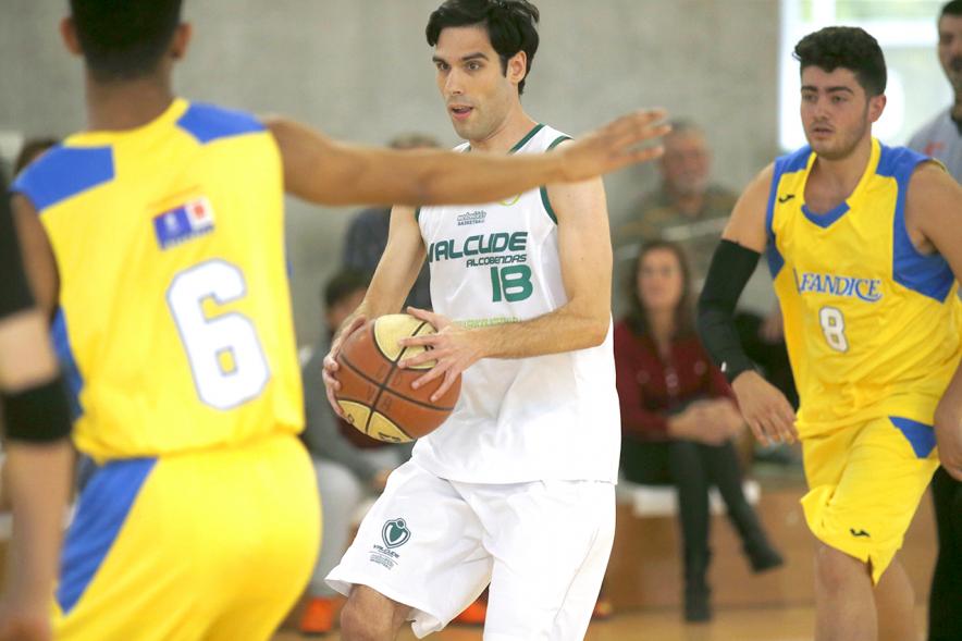 Celebración Título de Campeón de España Baloncesto FEDDI - Primer Partido de Liga FEMADDI-AFANDICE - Primer plano de un lance entre los jugadores.