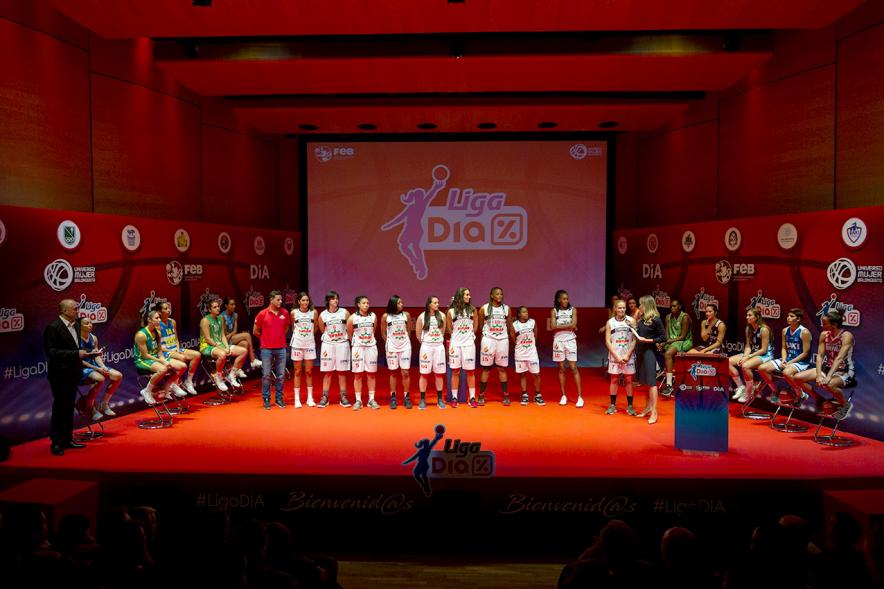 Presentación SuperLiga Femenina de Baloncesto DIA - Panorámica del escenario con un equipo de basket femenino y los presentadores.