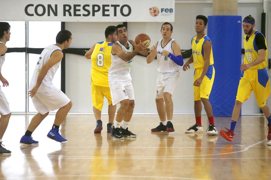 Celebración Título de Campeón de España Baloncesto FEDDI - Primer Partido de Liga FEMADDI-AFANDICE - Chinchilla coge el balón, los contrarios le rodean.