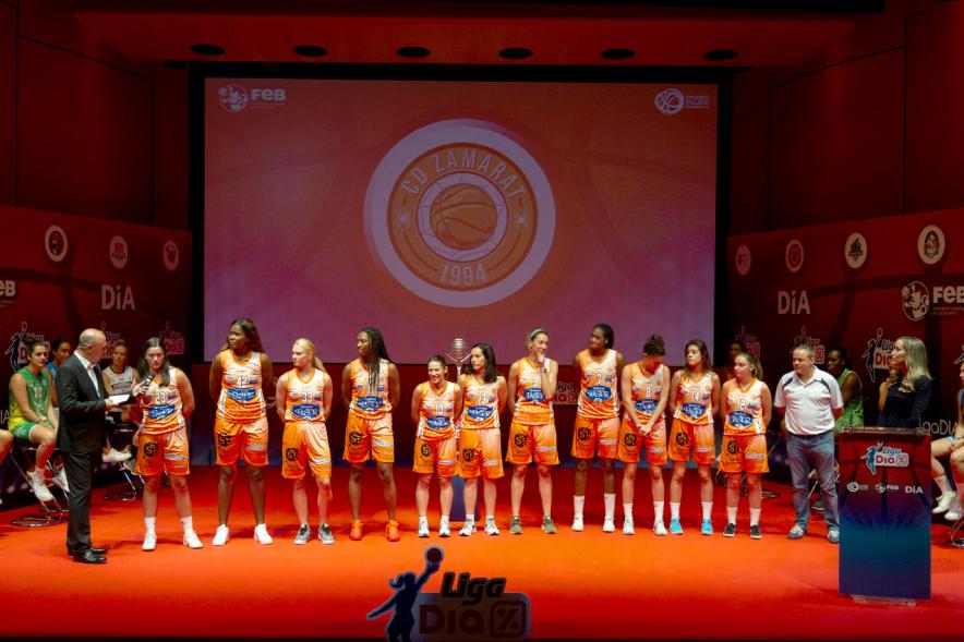 Presentación SuperLiga Femenina de Baloncesto DIA - Imagen del escenario con el equipo CD ZAMARAT de basket femenino.