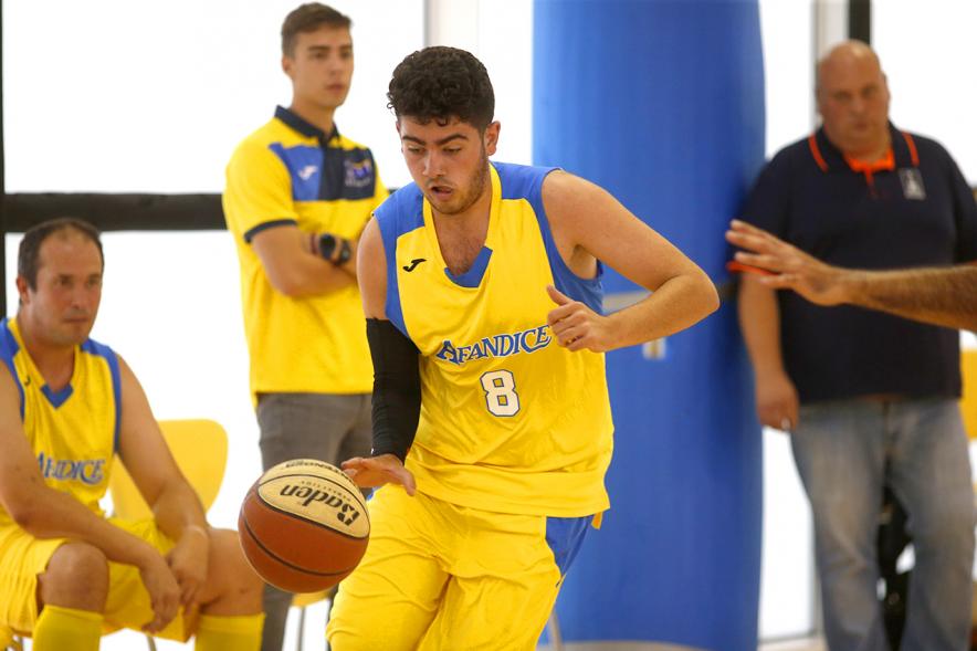 Celebración Título de Campeón de España Baloncesto FEDDI - Primer Partido de Liga FEMADDI-AFANDICE - Imagen del lance entre dos jugadores por el balón.