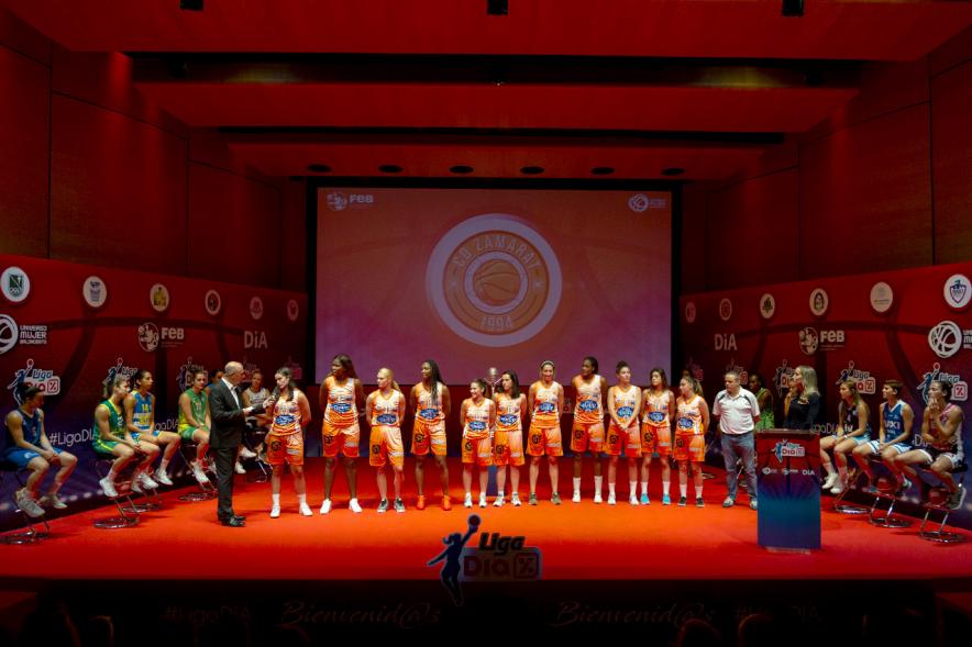 Presentación SuperLiga Femenina de Baloncesto DIA -Imagen del escenario  iluminado con el equipo CD ZAMARAT de basket femenino.