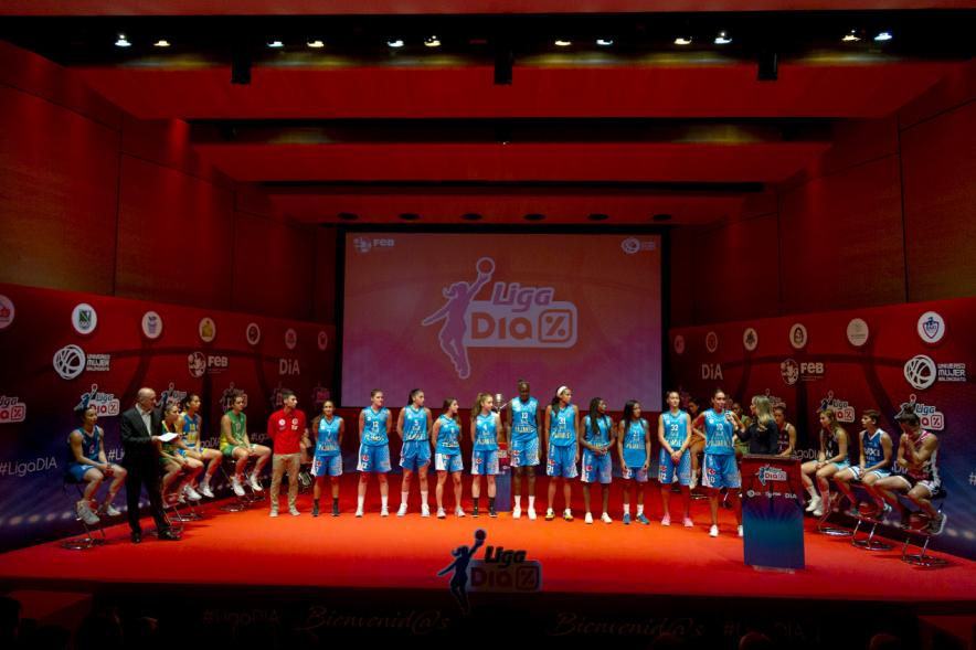 Presentación SuperLiga Femenina de Baloncesto DIA - Imagen del escenario iluminado con el quipo Baxi Ferrol  de basket femenino. 