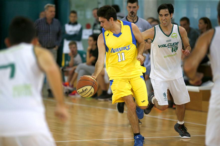 Celebración Título de Campeón de España Baloncesto FEDDI - Primer Partido de Liga FEMADDI-AFANDICE - Imagen de dos jugadores contrarios disputando el balón.