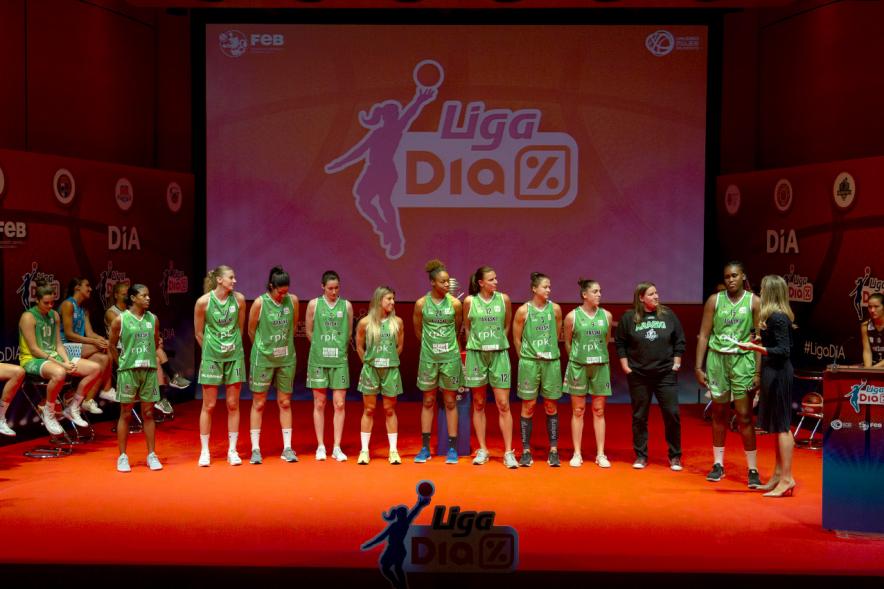 Presentación SuperLiga Femenina de Baloncesto DIA - Imagen del escenario  iluminado con un equipo  de basket femenino.