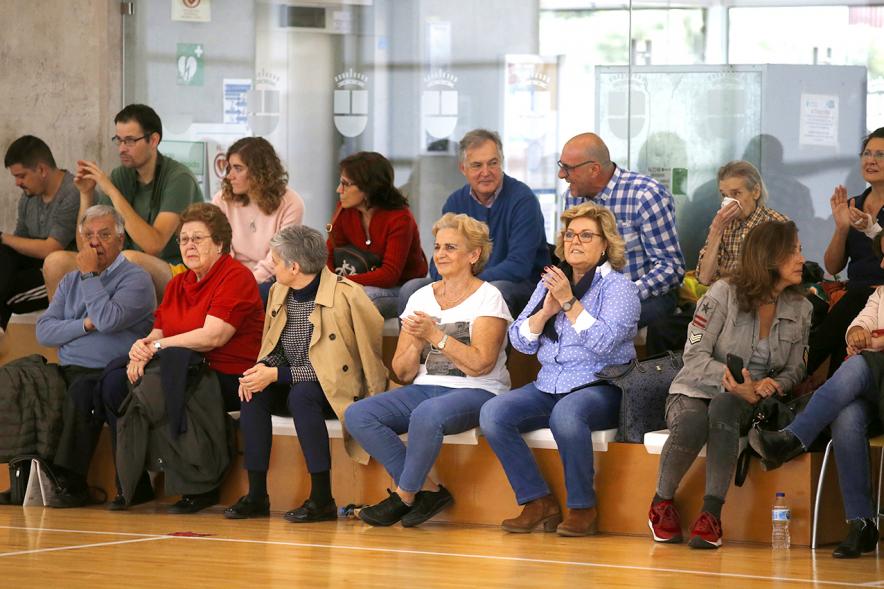 Celebración Título de Campeón de España Baloncesto FEDDI - Primer Partido de Liga FEMADDI-AFANDICE - Imagen de la  fila de asientos de los familiares